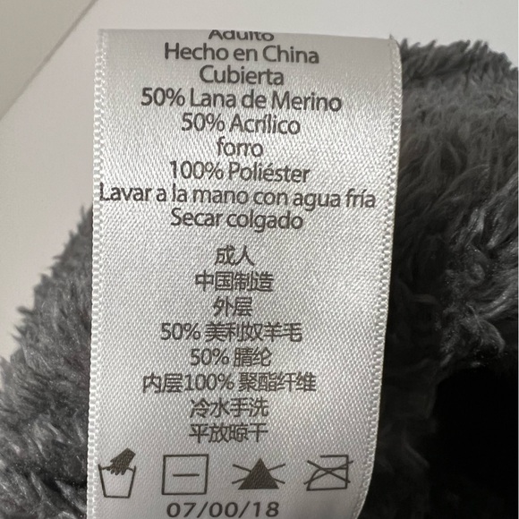 TurtleFur - Pom Beanie Hat Cable Knit Faux Fur Lined Gray Wool Blend Women’s cap - Picture 6 of 8